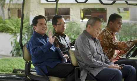 CEO Mahaka Sports Erick Thohir (kiri) didampingi Auditor Pricewaterhouse Coopers (PwC) Lok Budianto kedua kiri) meninggalkan Istana Medeka usai menghadap Presiden Joko Widodo untuk melaporkan hasil audit keuangan penyelenggaraan turnamen Piala Presiden di 