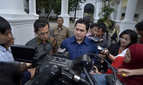 CEO Mahaka Sports Erick Thohir (tengah) didampingi Auditor Pricewaterhouse Coopers (PwC) Lok Budianto (kedua kiri) menjawab pertanyaan wartawan usai menghadap Presiden Joko Widodo untuk melaporkan hasil audit keuangan penyelenggaraan turnamen Piala Preside