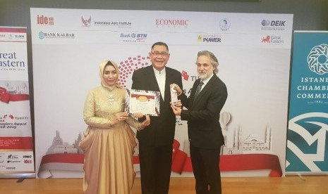 CEO Majalah Economic Review Irlisa Rachmadiana (kiri), Direktur Utama BNI Syariah Abdullah Firman Wibowo (tengah), dan  Chairman DEIK (Foreign Economic Relations Board) Turkey, Ilhan Erdal saat penyerahaan penghargaan BNI Syariah sebagai The Best Sharia Bank in Asia and Turkey 2018 serta The Best Global Leader in Asia and Turkey 2018 kategori Bank Syariah Anak Perusahaan BUMN bertempat di Istanbul Ticaret Odasi, Turki, Sabtu (24/11).