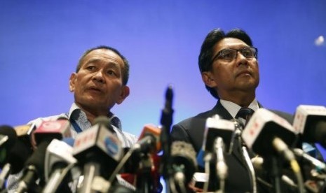 Malaysian Airlines Chief Executive Officer Ahmad Jauhari Yahya and Department of Civil Aviation (DCA) Director General Datuk Azharuddin Abdul Rahman (right) take questions at a news conference at the Kuala Lumpur International Airport in Sepang March 10, 2