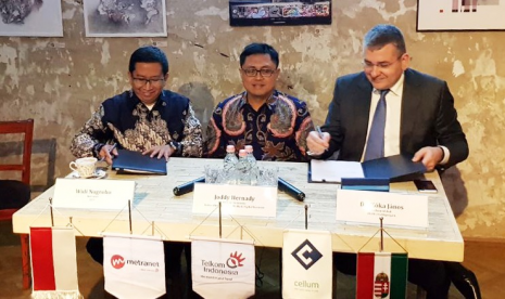 CEO Metranet Widi Nugroho (kiri) bersama CEO Cellum Jànos Kóka (kanan) disaksikan oleh SVP Media & Digital Business Telkom Joddy Hernady saat penandatanganan perjanjian bersyarat antara Telkom Indonesia dengan Cellum Global Zrt. di Budapest, Hungaria, Selasa (30/1).