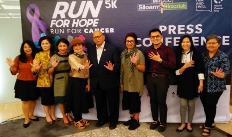 CEO MRCCC Siloam Hospitals Semanggi dr Susilawati Arifin Bolang MHA (kedua kiri) dan Ketua umum YKI, Prof DR Dr Aru Wicaksono Sudoyo, Sp.PD,KHOM,FINASM,FACP (tengah)