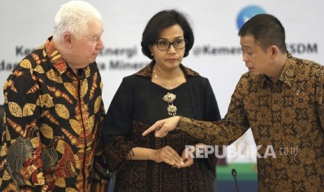 CEO of Arizona-based Freeport-McMoRan Copper & Gold Inc, Richard Adkerson berbincang bersama Menteri Keuangan Sri Mulyani dan Menteri Energi dan Sumber Daya Mineral Ignasius Jonan dalam konferensi pers di Jakarta, Selasa (29/8) 