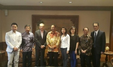 CEO PATA Mario Hardy ( no 3 dari kiri) bersama Chairman PATA Indonesia Chapter SD Darmono (no 2 dari kiri) dan President/CEO PATA Indonesia Chapter Poernomo Siswoprasetijo (no 1 dari kanan) berfoto bersama dgn Menteri Pariwisata Arief Yahya (no 4 dari kiri