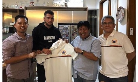 CEO Persija Gede Widiade (kedua kanan) bersama Marko Simic (kedua kiri).