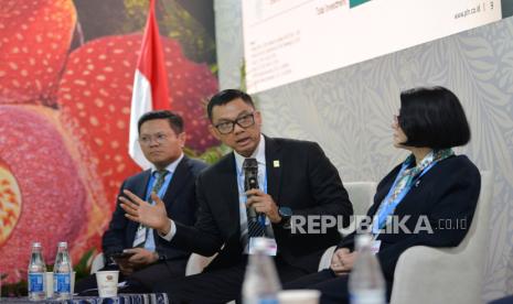 Direkter Utama PLN Darmawan Prasodjo (tengah) dalam pembukaan Pavilion Indonesia COP29 di Baku, Azerbaijan, Senin (11/11/2024).