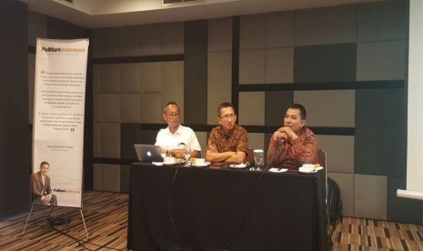 CEO Polmark Indonesia, Eep Saefuloh Fatah (tengah), Kamis (19/1) merilis hasil survei terbaru yang menempatkan pasangan Anies-Baswedan-Sandiaga Uno di urutan pertama dengan elektabilitas sekitar 31,7 persen.