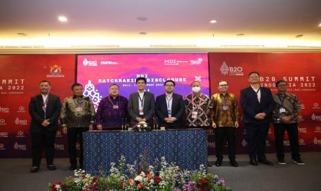 CEO Privy Marshall Pribadi (tengah) dan Asia Technology Growth Investor at KKR & Co. Inc Kirby Lam (ketiga dari kiri) melakukan penandatanganan nota kesepahaman secara digital, turut disaksikan oleh Komisaris Utama Telkom Bambang Permadi Soemantri Brodjonegoro (kedua dari kiri), Komisaris Telkom Marcelino Pandin (ketiga dari kanan), Direktur Utama Telkom Ririek Adriansyah (paling kiri), Direktur Digital Business Telkom M. Fajrin Rasyid (kedua dari kanan), CEO MDI Ventures Donald Wihardja (paling kanan).