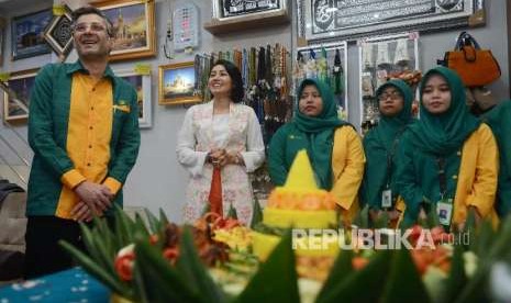 CEO PT Aarti Jaya Heera Syahir Karim Vasandani (kedua kiri) bersama Kepala Cabang Bursa Sajadah Jakarta Raj S. Sadarangani (kiri) saat akan memotong nasi tumpeng di Bursa Sajadah, Jakarta, Selasa (7/8). Bursa Sajada cabang Jakarta merayakan hari jadinya yang ke 13 pada 7 Agustus 2018. 