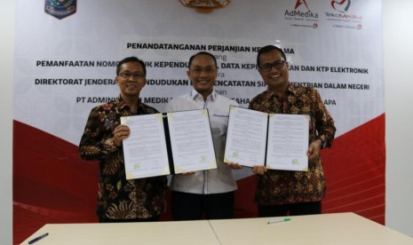       CEO PT Administrasi Medika (AdMedika) Budi Setyawan Wijaya (kanan) bersama CEO PT Sarana Usaha Sejahtera InsanPalapa (TelkoMedika) Bambang Lusmiadi (kiri), dan Direktur Jendral Kependudukan dan Pencatatan Sipil Kementrian dalam Negeri Republik Indonesia Zudan Arif Fakhrulloh (tengah) usai penandatanganan Perjanjian kerjasama (PKS) pemanfaatan nomor induk kependudukan (NIK), data kependudukan, dan KTP elektronik (KTP-el) di Jakarta, Kamis (26/12).