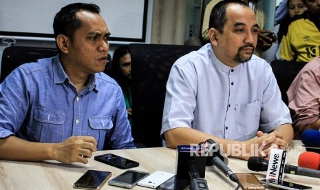 CEO PT LIB Risha Adi Wijaya (kanan) dan COO PT LIB Tigorshalom Boboy (kiri) memberikan keterangan kepada wartawan terkait kasus pemanggilan CEO PT LIB oleh Satgas Anti-Mafia Bola di kantor LIB, Jakarta, Jumat (4/1/2019).