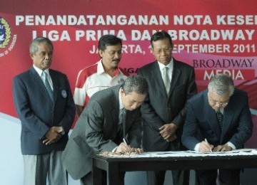 CEO PT Liga Prima Indonesia Widjajanto dan Executive Chairman Broadway Media Datuk Syed Ahmad Khalid menandatangani nota kesepahaman (MOU) kerjasama dengan disaksikan Ketua Umum PSSI Djohar Arifin, Menteri Pemuda dan Olah Raga RI Andi Mallarangeng, di Gelo