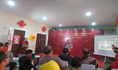 CEO Public Gold Group, Dato Wira Louis Ng berbicara pada acara pembukaan antor Public Gold Indonesia cabang Yogyakarta, Rabu (14/6/2023).  