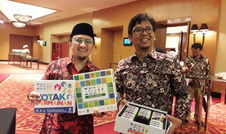 CEO Republika Penerbit, Arys Hilman (kanan) dan Pimpinan PPPA Daarul Quran, Ustaz Yusuf Mansur, menunjukkan buku 5 Pilar yang didistribusikan secara resmi ole Republika Penerbit.