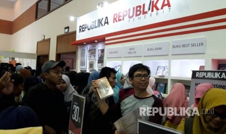 CEO Republika Penerbit Arys Hilman Nugraha tengah menawarkan novel 