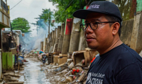 CEO Rumah Zakat Nur Efendi bersama Relawan melakukan aksi peduli banjir di Jati Asih, Bekasi.