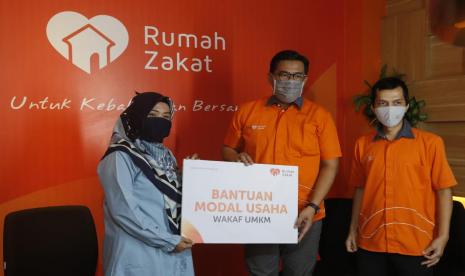 CEO Rumah Zakat Nur Efendi didampingi Chief Waqaf Officer RZ Soleh Hidayat memberikan bantuan modal usaha wakaf UMKM secara simbolis, di Kantor Cabang Rumah Zakat, Jalan Turangga, Kota Bandung, Rabu (9/9). Sebagai upaya menghadapi ancaman resesi ekonomi di Indonesia, Rumah Zakat meluncurkan  Kolaborasi Kebaikan yang merupakan optimalisasi dana ZISWAF melalui serangkaian program pemberdayaan. Diantaranya adalah Wakaf UMKM, Sahabat Kebaikan, hingga kurban.