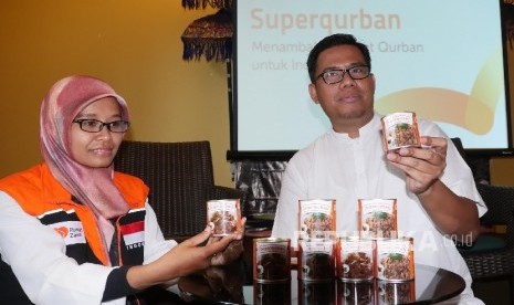 CEO Rumah Zakat Nur Efendi (kanan) bersama Relawan Inspirasi Rumah Zakat di Kulonprogo DIY Murgiyati memperlihatkan kemasan “Superqurban” pada rangkaian acara konferensi pers bertajuk Qurban untuk Memberdayakan Masyarakat di 1081 Desa Indonesia di Jakarta, Senin (31/7).