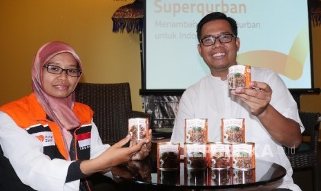 CEO Rumah Zakat Nur Efendi (kanan) bersama Relawan Inspirasi Rumah Zakat memperlihatkan kemasan “Superqurban” beberapa waktu lalu .