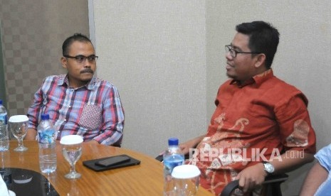 CEO Rumah Zakat Nur Efendi (kanan) didampingi Pemred Republika Irfan Junaidi (kiri) saat berkunjung ke kantor Republika, Kamis (1/12). 