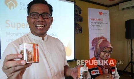 CEO Rumah Zakat Nur Efendi (kiri) bersama Relawan Inspirasi Rumah Zakat di Kulonprogo DIY Murgiyati memperlihatkan kemasan “Superqurban” pada rangkaian acara konferensi pers bertajuk Qurban untuk Memberdayakan Masyarakat di 1081 Desa Indonesia di Jakarta, Senin (31/7).