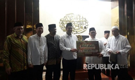 CEO Rumah Zakat Nur Efendi secara simbolis menerima bantuan warga Jawa Barat untuk Rohingya melalui Gubernur Jawa Barat Ahmad Heryawan.