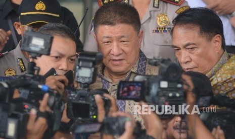 CEO Sedayu Group Sugianto Kusuma alias Aguan (tengah) keluar menuju kendaraannya usai menjalani pemeriksaan di Gedung Komisi Pemberantasan Korupsi (KPK), Jakarta, Selasa (19/4). (Republika/Raisan Al Farisi)