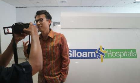 CEO Siloam Hospitals Labuan Bajo, Charles Wongsono saat menjelaskan fungsi Hyperbaric Oxygen Chamber di Siloam Hospitals Labuan Bajo, Sabtu (13/10).