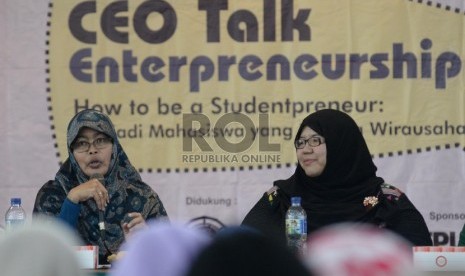 CEO Talk Enterpreneurship: CEO PT. Zikrul Hakim, Amalia B. Safitri (kanan), dan CEO Haula Toys, Ummu Masmuah menjadi nara sumber dalam diskusi CEO Talk Enterpreneurship di FKIP Uhamka, Jakarta, Selasa (8/12). 