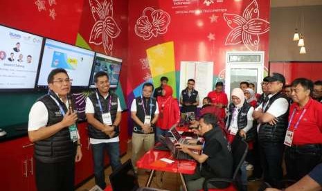 CEO TelkomGroup Alex J. Sinaga saat meninjau dan memberikan memberikan pesan motivasi kepada para personel TelkomGroup.