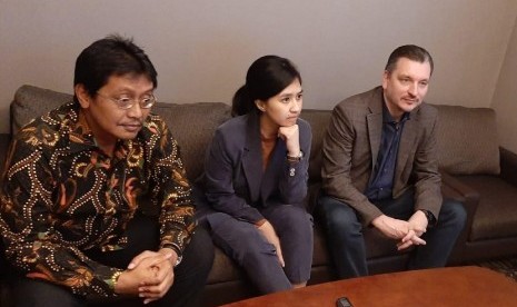 CEO Telkomtelstra Erik Meijer (kanan), Senior Research Manager Internasional Data Corporation (IDC) Indonesia Mevira Munindra (tengah), dan Direktur Produk Telkomtelstra Agus F Abdillah, memberikan pemaparan kepada wartawan terkait tranformasi digital perusahaan-perusahaan Indonesia, di Jakarta Selatan, Kamis (21/11).