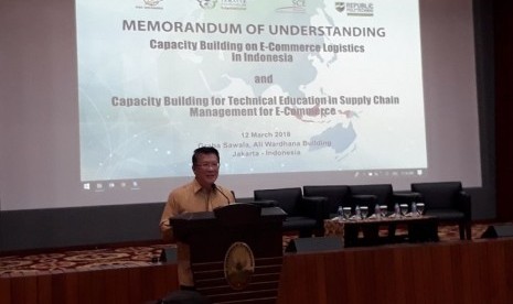 CEO Temasek Foundation Intermasional Benedict Cheong mengawali menandatangani nota kesepahaman (MoU) //Capacity Building on e-Commerce Logistics in Indonesia// dengan Singapore Cooperation Enterprise (SCE) di kantor Kementerian Koordinator Bidang Perekonomian, Jakarta, Senin (12/3).