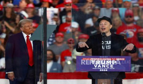 CEO Tesla dan pemilik X Elon Musk berbicara saat calon presiden dari Partai Republik dan mantan presiden AS Donald Trump melihat selama rapat umum di lokasi percobaan pembunuhan terhadap Trump pada bulan Juli, di Butler, Pennsylvania, AS, 5 Oktober 2024.