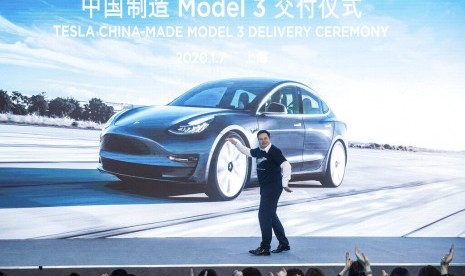 CEO Tesla, Elon Musk, di seremoni pengantaran mobil listrik pertama buatan pabrik Tesla di Shanghai, China, Model 3, Selasa (7/1). 