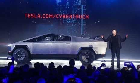 CEO Tesla Elon Musk mengenalkan Cybertruck Tesla yang kacanya antirusak. Acara peluncuran tapi gagal karena kaca Tesla justru retak saat demo.