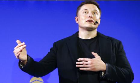 CEO Tesla Motors, Inc. Elon Musk berbicara di Paris Pantheon Sorbonne University sebagai bagian dari COP21, Konferensi Perubahan Iklim Perserikatan Bangsa-Bangsa di Paris pada 2 Desember 2015. 