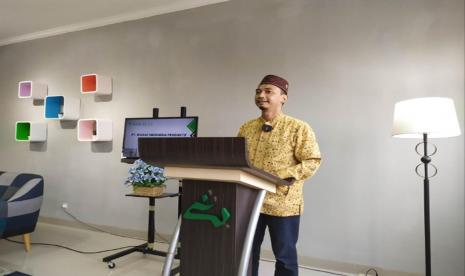 CEO Wakaf-in Ir  Abdul Aziz Muhtadi  meluncurkan Wakafinpro di kampus STEI SEBI Depok, pada  Ahad (17/4).