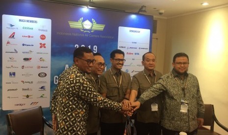 CEO WhiteSky Aviation Denon B Prawiraatmadja menjadi Ketua Umum baru Asosiasi Perusahaan Penerbangan Nasional Indonesia atau //Indonesia National Air Carriers Association// (INACA) periode 2019-2022 ditemani empat anggota pegurus baru lainnya usai melakukan Rapat Umum Anggota Tahunan 2019 di Hotel Borobudur Jakarta, Kamis (31/10). 