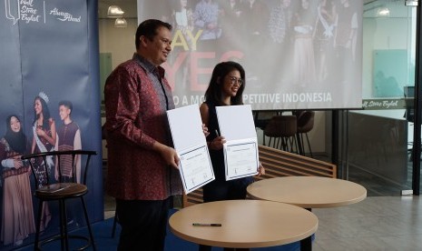 CEO WSE Indonesia, Kish Gill dan Founder & President Director BINAR Academy, Alamanda Shantika menandatangani nota kerja sama, Rabu (27/2).