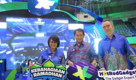 CEO XL Dian Siswarini, Menteri Komunikasi dan Informatika Rudiantara, Chief Brand & Customer Experience Officer Rashad Javier Sanchez saat peluncuran Program Ramadhan dalam pameran Indonesia Cellular Show 2015 di Jakarta Convention Center. Rabu (10/6)