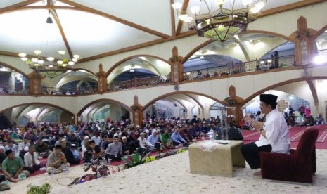 Ceramah KH Athian Ali M Dai pada acara Muhasabah Akhir Tahun Republika, di Masjid Pusdai, Jl Diponegoro, Kota Bandung, Selasa (31/12).