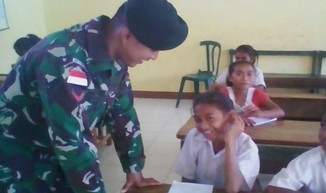  Cerdaskan Anak Bangsa Prajurit Kostrad Jadi Guru di Perbatasan.