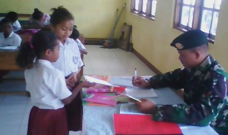  Cerdaskan Anak Bangsa Prajurit Kostrad Jadi Guru di Perbatasan.