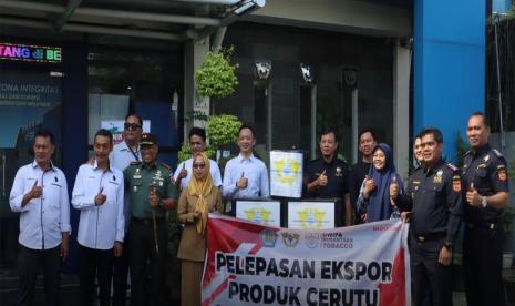 Cerutu asal jember sudah tidak lagi diragukan kualitasnya yang sudah dikenal hingga ke mancanegara. Pada Senin (10/07), Bea Cukai Jember kembali melepas ekspor mandiri cerutu produksi CV Dwipa Nuasantara Tobacco ke Malaysia sebanyak 820 batang dengan perkiraan nilai ekspor Rp 29.000.000,00.