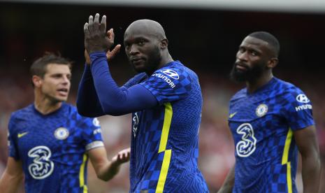 Cesar Azpilicueta dari Chelsea, kiri, Romelu Lukaku dari Chelsea, Antonio Rudiger dari Chelsea, kanan, selama pertandingan sepak bola Liga Inggris antara Arsenal dan Chelsea di stadion Emirates di London, Inggris, Minggu, 22 Agustus 2021.