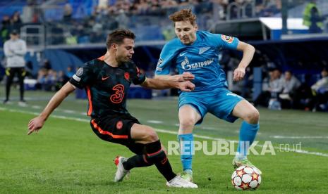  Cesar Azpilicueta (kiri) Chelsea beraksi dengan Zenit Daler Kuzyaev (kanan) selama pertandingan sepak bola grup H Liga Champions UEFA antara Zenit St. Petersburg dan Chelsea FC di arena Gazprom di St. Petersburg, Rusia,  Kamis (9/12) dini hari WIB. 