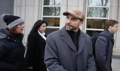 Cesar De Castro, pengacara Genaro Garcia Luna, mantan pejabat tinggi keamanan Meksiko, tiba di pengadilan Federal di Brooklyn, Selasa, 17 Januari 2023, di New York. Luna diadili dengan tuduhan membantu perdagangan narkoba Kartel Sinaloa dan melindungi mereka dari penangkapan saat dia menjabat sebagai pejabat keamanan tertinggi Meksiko.