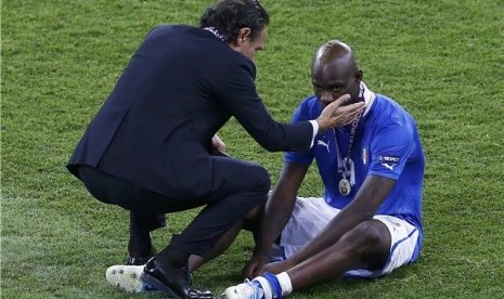 Cesare Prandelli (kiri), pelatih timnas Italia, berusaha membesarkan hati Mario Balotelli setelah menelan kekalahan tragis 0-4 dari Spanyol di final Piala Eropa 2012. 