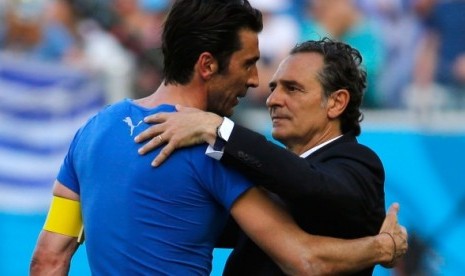 Cesare Prandelli memeluk Gianlugi Buffon