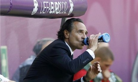 Cesare Prandelli, pelatih timnas Italia, meneguk minuman saat menyaksikan timnya bertarung menghadapi Spanyol di laga Grup C Piala Eropa 2012 di Gdansk, Polandia, Ahad (10/6). 